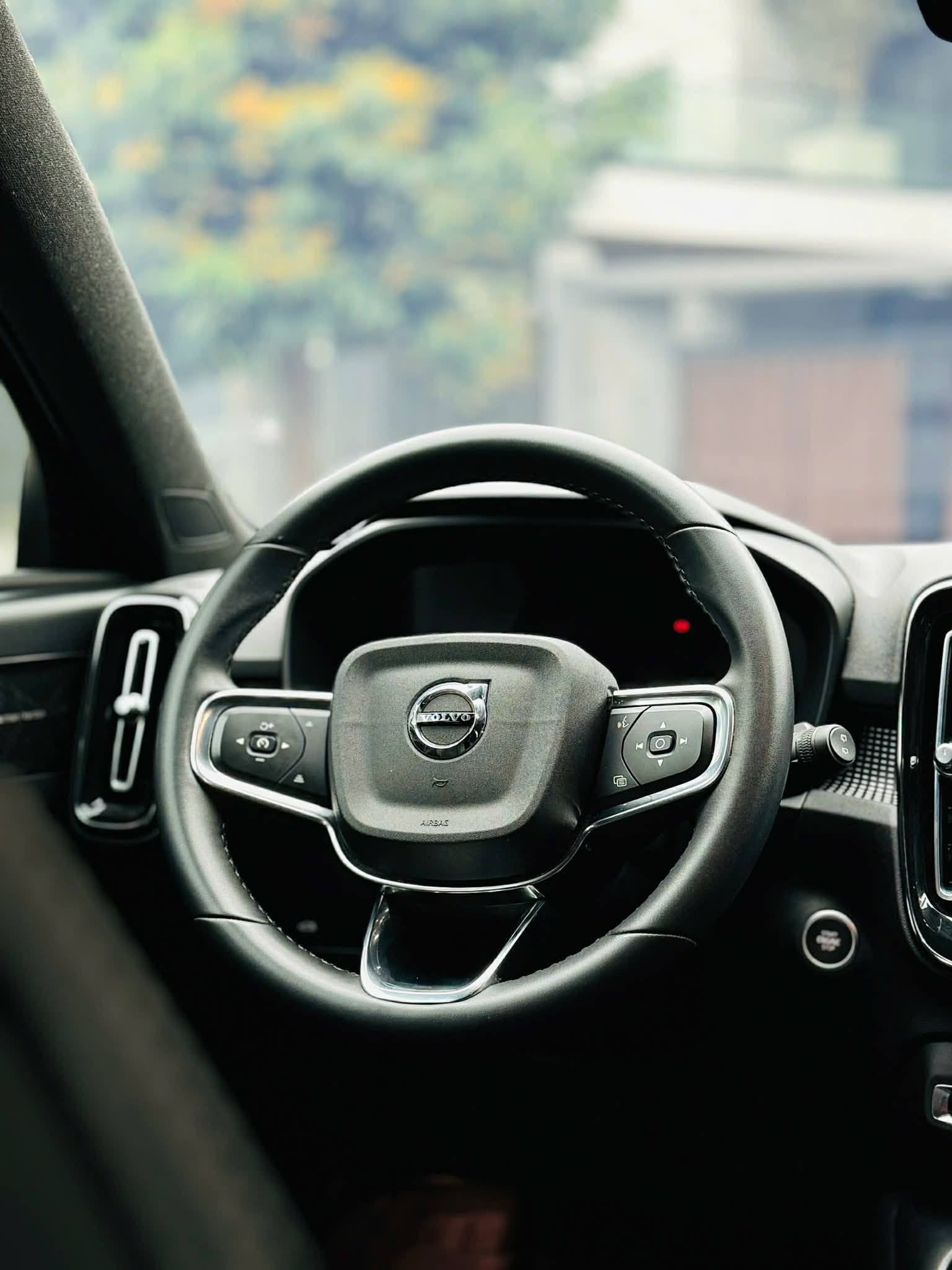 VOLVO XC40 SẢN XUẤT 2023 LĂN BÁNH 18.000 KM XE RẤT MỚI